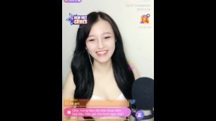 Beautiful Girl Play on Livestream Uplive