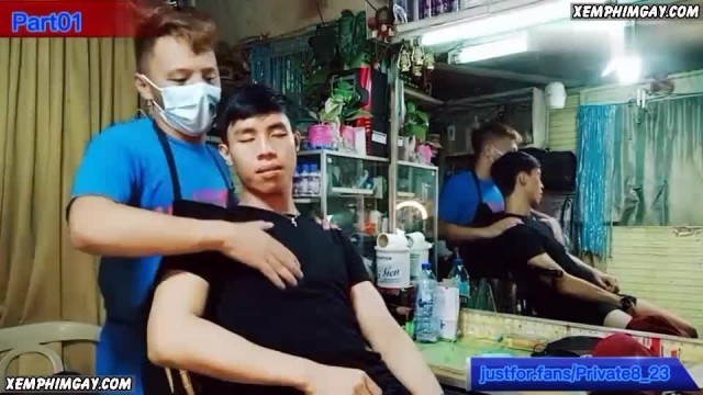 Ông chủ tiệm cắt tóc kích dục cho khách nứng rồi cho em khách trẻ đụ